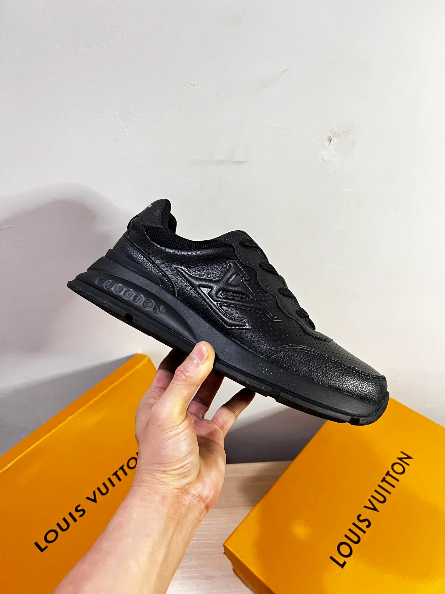 Factory price: 438💰LV men's classic casual sneakers. This sneaker is made of soft cow leather and has a classic logo. The classic logo shapes the elegant upper. The thick yet lightweight rubber outsole is embossed with the Louis Vuitton logo. The padded insole and technical lining once again upgrade the comfort experience. The calfskin lining imported from Italy is high-end and comfortable, and the original outsole is light and wear-resistant! Purely handmade, details determine quality! Size: 38-45, customized 45